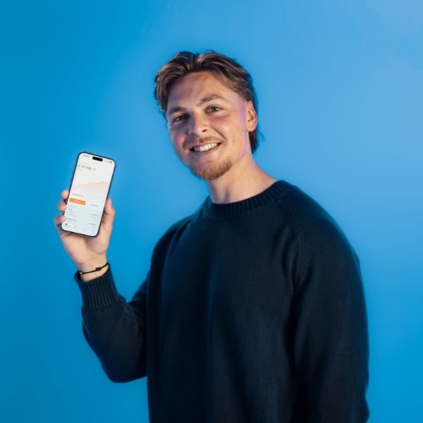 Adam laat mobiel zien.