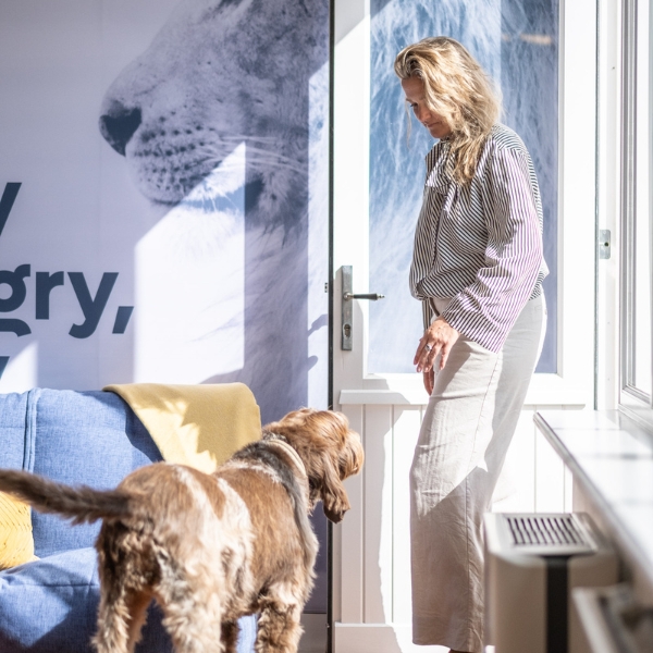 Marlies en hond staan in vergaderruimte