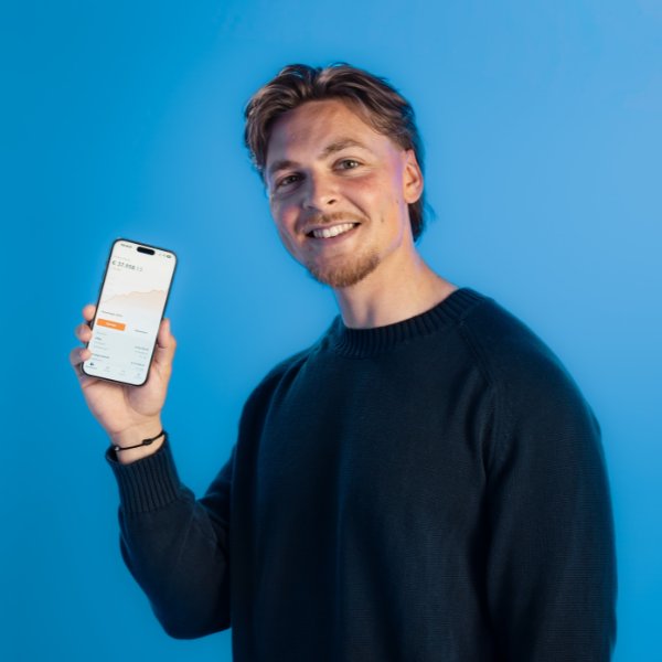 Adam met mobiel.