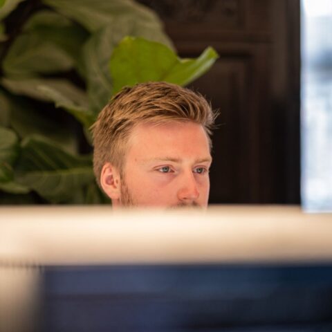 Lars achter computer